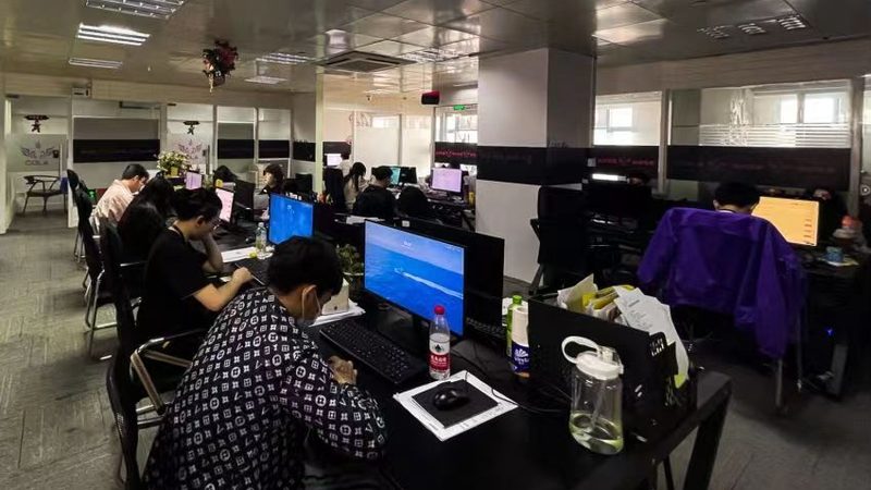 在选择广告片和宣传片时，应考虑以下因素：